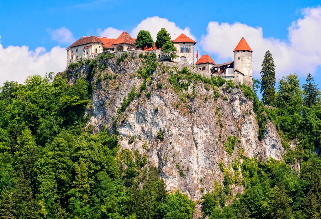 Kasteel van Bled op een rots boven het meer, Slovenië.