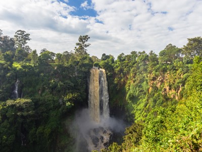 Uitzicht op de Thomson’s Falls bij Nyahururu, een hoge waterval in een groene kloof in Kenia.