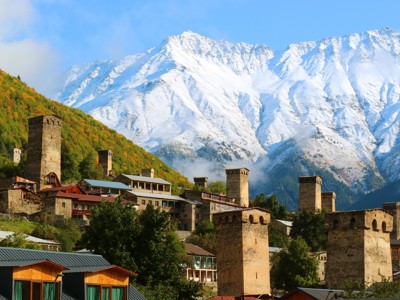 Ushguli in Svaneti, Georgië, met middeleeuwse verdedigingstorens en besneeuwde Kaukasus-bergen.