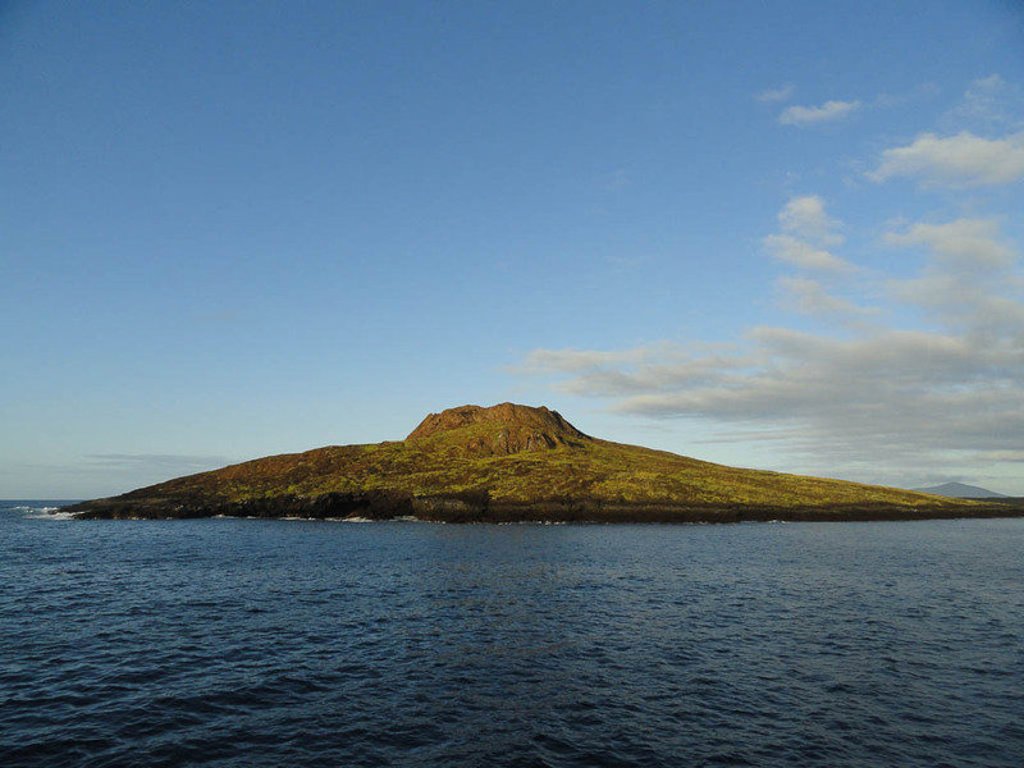 Groen vulkanisch eiland in de oceaan bij de Galapagoseilanden tijdens een groepsrondreis.