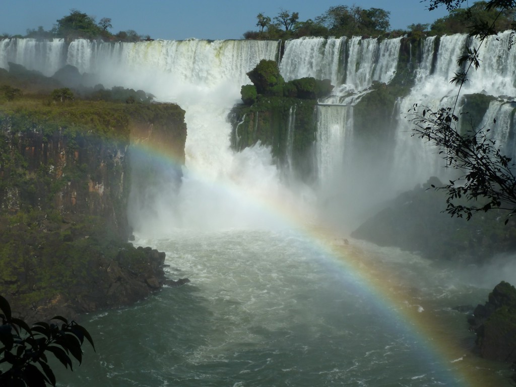 Iguazú-watervallen op de grens van Brazilië en Argentinië, met regenboog in de nevel.