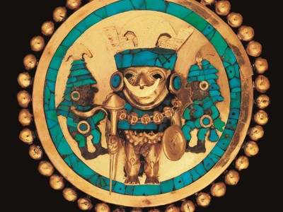 Gouden en turquoise sierornament met figuren uit de Moche-cultuur, Route Noord-Peru.