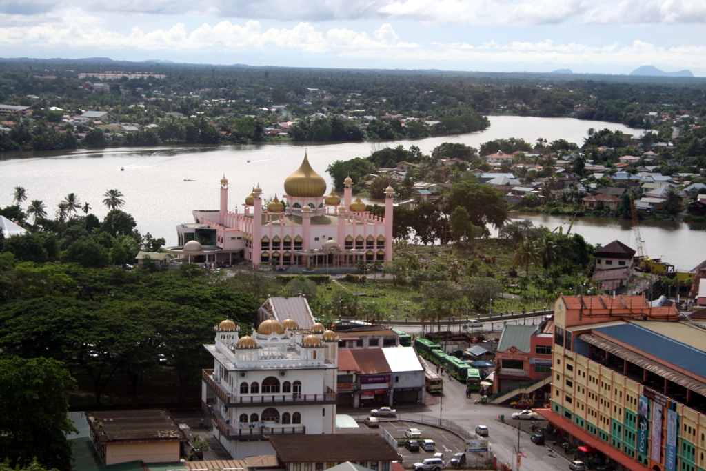 Roze moskee met gouden koepels aan de rivier in Kuching, Sarawak op Maleisisch Borneo.