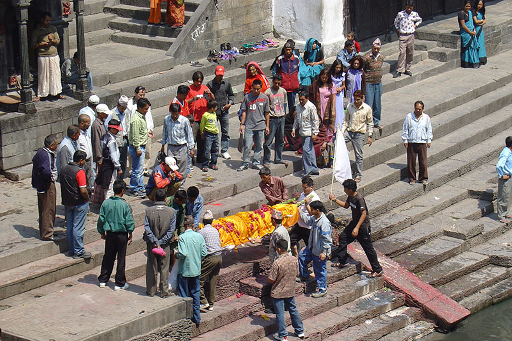 Mensen verzamelen zich op de trappen van een tempelcomplex tijdens een ceremonie, familiereis India en Nepal.