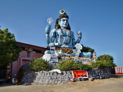 Gigantisch Shiva-beeld bij een hindoetempel op Sri Lanka, onderdeel van de route Sri Lanka.