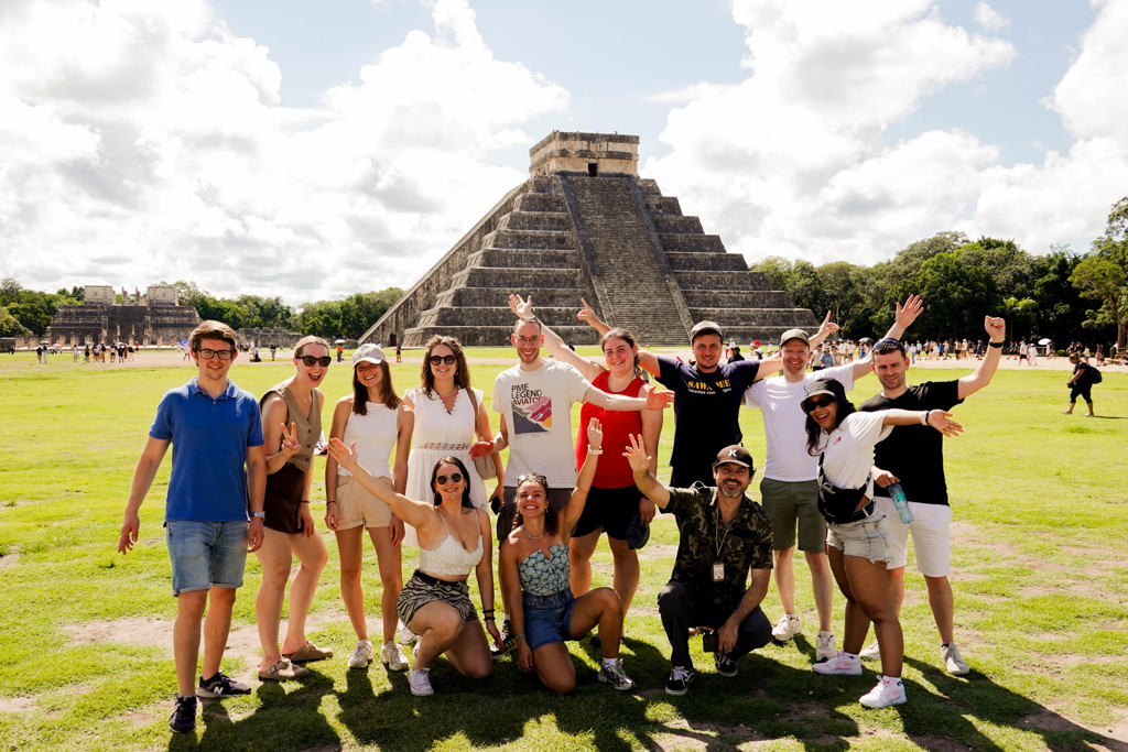 Groep reizigers bij de piramide van Chichén Itzá tijdens een 22-35ers reis Mexico.