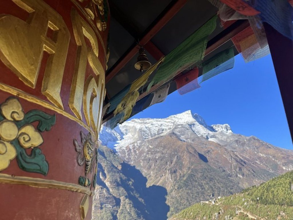 Trekker kijkt naar de besneeuwde toppen van de Himalaya tijdens de Groepsrondreis Nepal Everest.