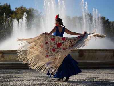 Flamencodanseres met kleurrijke sjaal bij fontein in Andalusië, Spanje.
