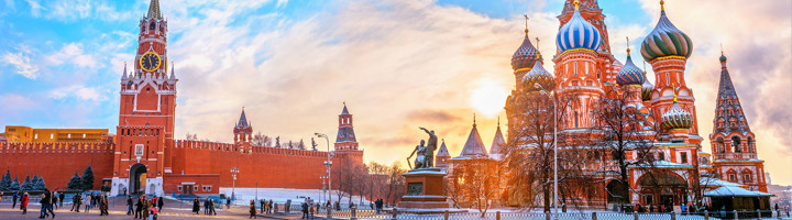 Rode Plein in Moskou met de Basiliuskathedraal en het Kremlin bij zonsondergang.