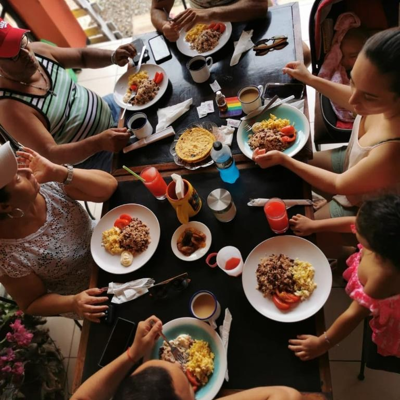 Samen eten met een lokale familie in Costa Rica tijdens een excursie.