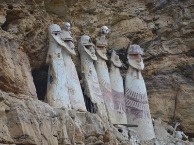 Chachapoyas sarcofagen van Karajía, uitgehouwen grafbeelden in een rotswand in Noord-Peru.