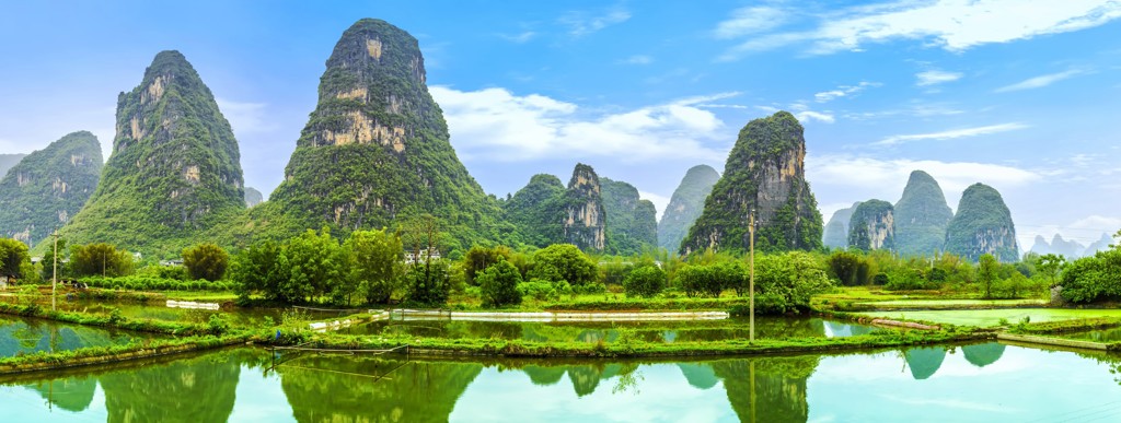 Karstbergen en rijstvelden langs de Li-rivier bij Guilin, China, tijdens een groepsrondreis.