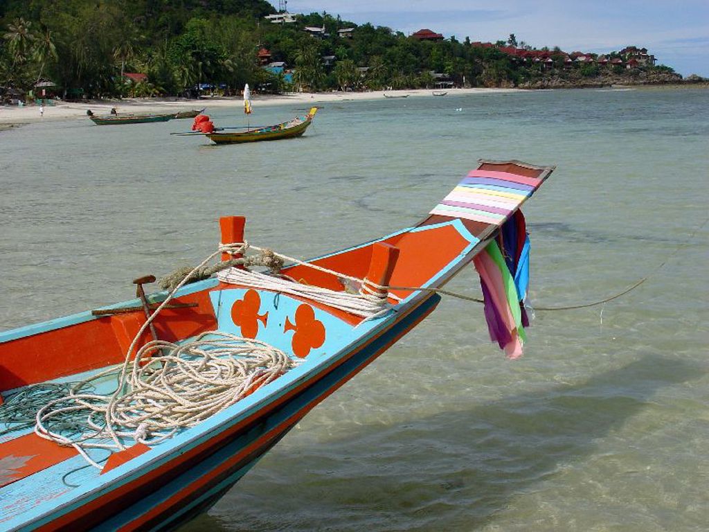 Traditionele longtailboot aan een strand in Thailand, tijdens familiereis Thailand Noord en Zuid.
