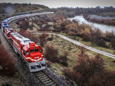 Oriënt Express onderweg naar Istanbul, met trein op het spoor in een bergachtig landschap.
