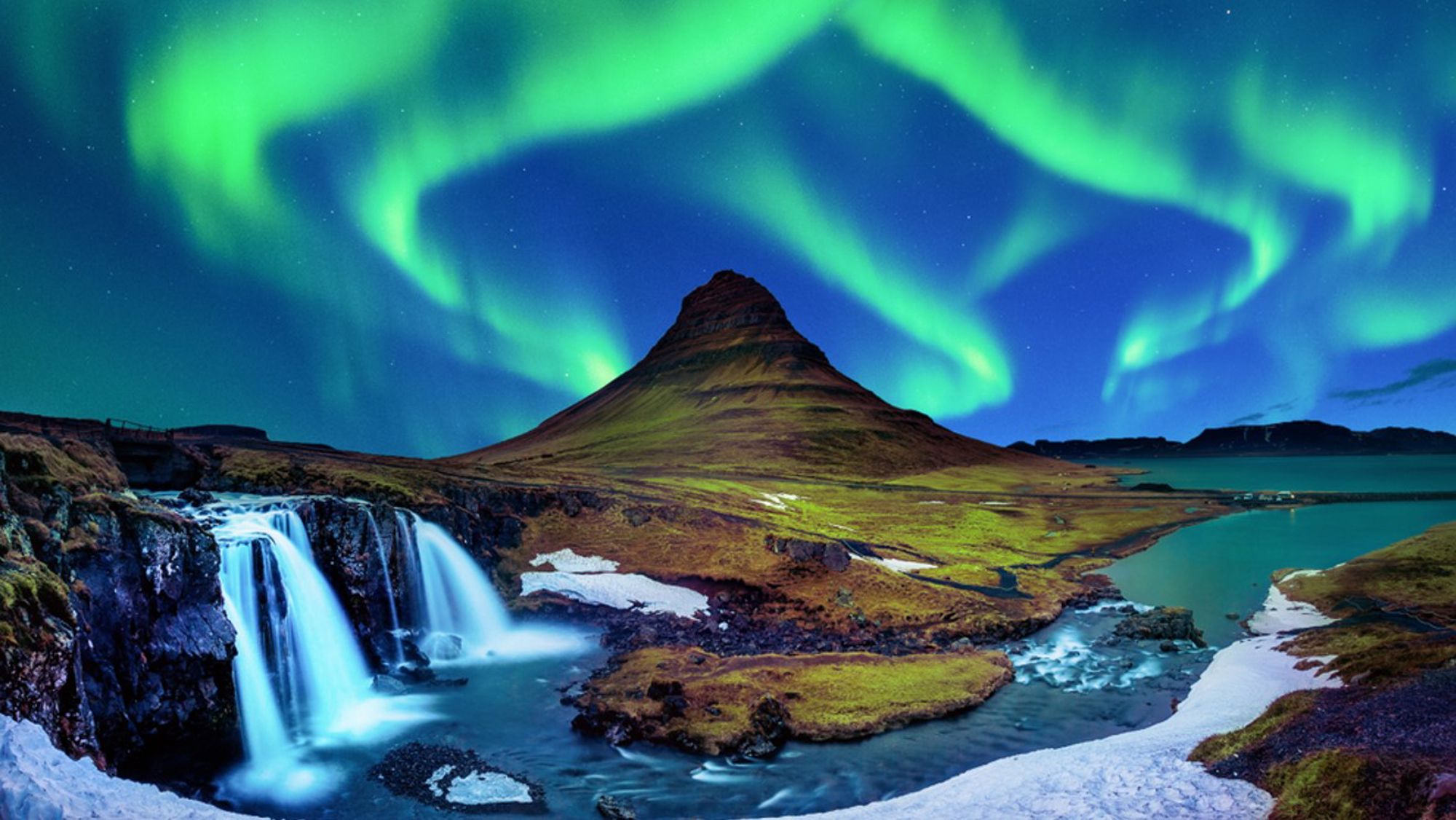 Noorderlicht boven de Kirkjufell-berg en waterval bij Grundarfjörður, IJsland.
