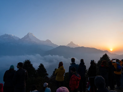 Groep reizigers kijkt naar zonsopkomst boven de Himalaya in Nepal tijdens de Route Nepal.