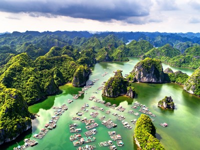 Groene karstbergen en drijvende vissersdorpjes in Lan Ha Bay, Vietnam.