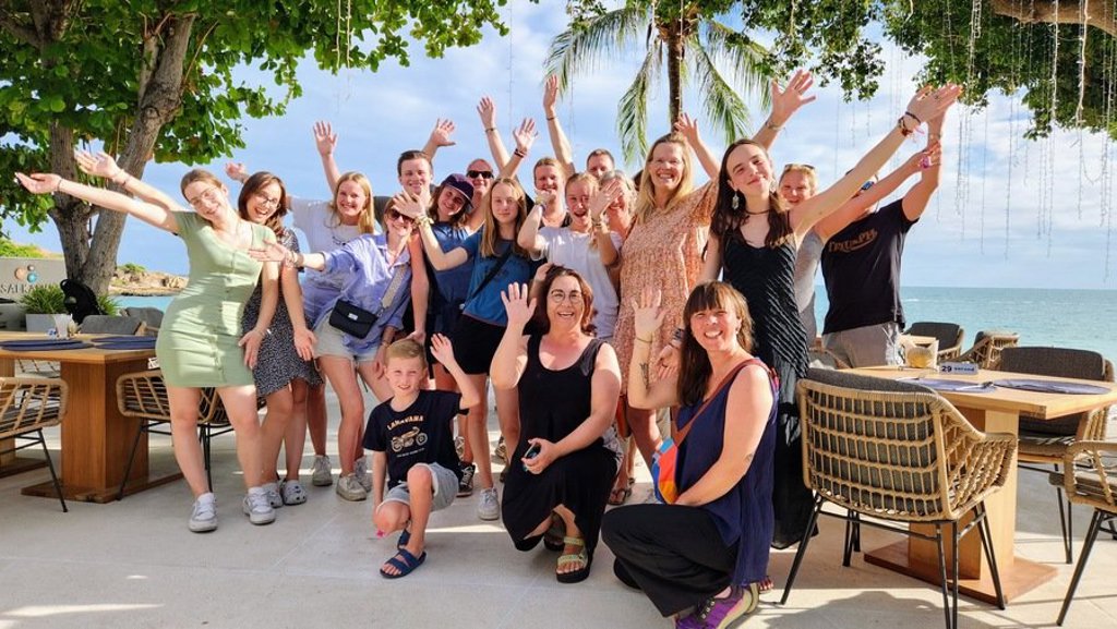 Groene rijstvelden met palmbomen in Thailand tijdens de familiereis Thailand Hoogtepunten.