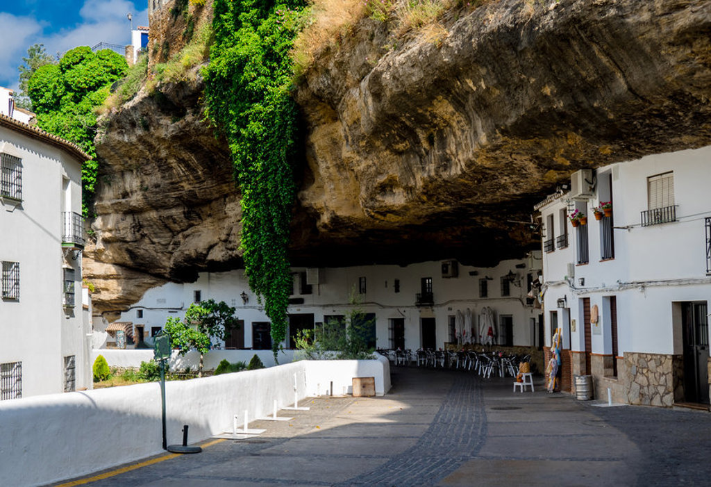 Witte huizen onder een overhangende rotswand in Setenil de las Bodegas, Andalusië, Spanje.