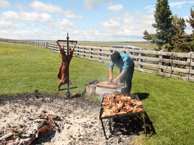 Patagonische asado: lam aan het spit en vlees op de grill op een estancia in Patagonië.