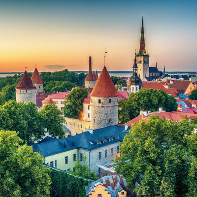 Uitzicht op de middeleeuwse binnenstad van Tallinn met stadsmuren en torens bij zonsondergang, Estland.