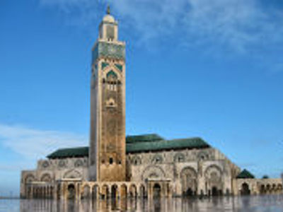 Hassan II-moskee in Casablanca met hoge minaret, Route Marokko.