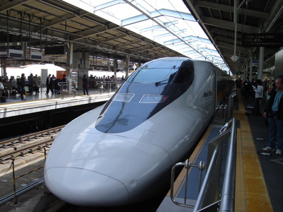 Shinkansen hogesnelheidstrein op het perron tijdens de Route Japan rondreis van 16 dagen.