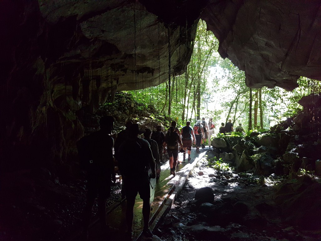 Wandelaars in een grot op Maleisisch Borneo, op weg naar de jungle.