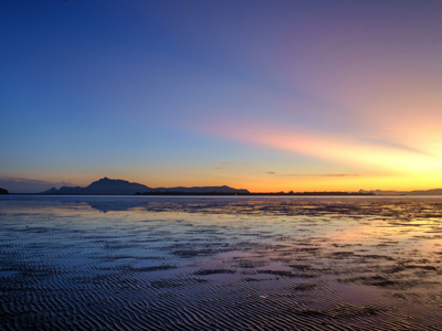 Zonsondergang boven het wad met silhouet van Mount Kinabalu op Borneo.