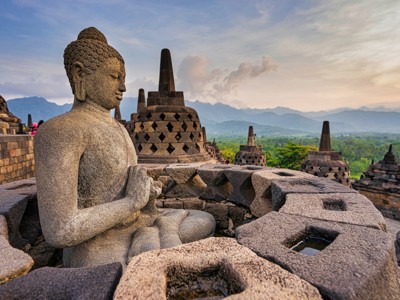 Boeddhabeeld bij Borobudur-tempel op Java tijdens de route Java en Bali.