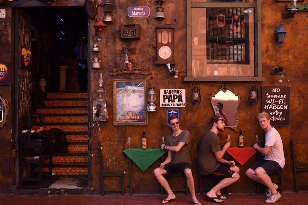 Kleurrijke gevel met balkon en ramen in Cartagena, Colombia, tijdens een 22-35ers rondreis.