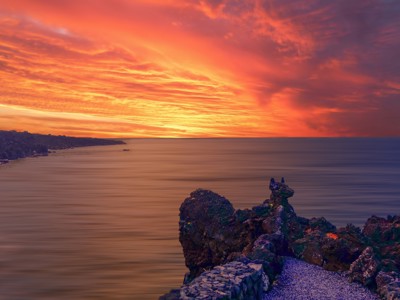 Zonsondergang boven de Atlantische Oceaan bij de rotskust van de Azoren.