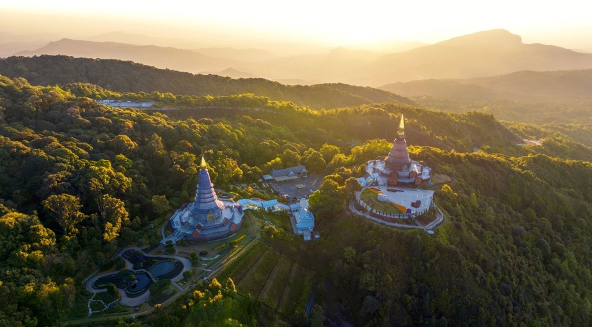 twee pagodes op Doi Inthanon, omringd door groen berglandschap in Thailand.