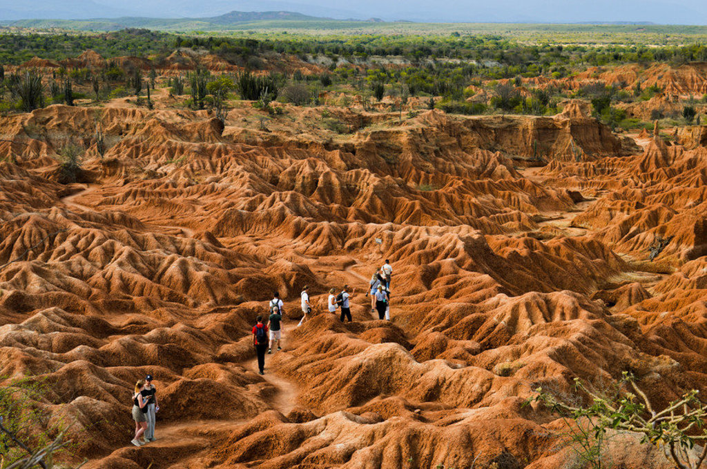 22-35ers wandelen door de Tatacoa-woestijn in Colombia, met grillige rotsformaties en uitzicht op de vallei.