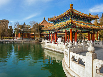 Traditioneel Chinees paviljoen aan het water in Beijing, onderdeel van de groepsrondreis China route.