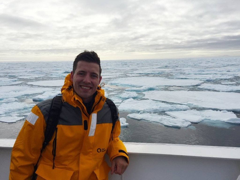Groepsrondreis Spitsbergen: expeditieschip vaart tussen fjorden en gletsjers in het Arctische landschap.