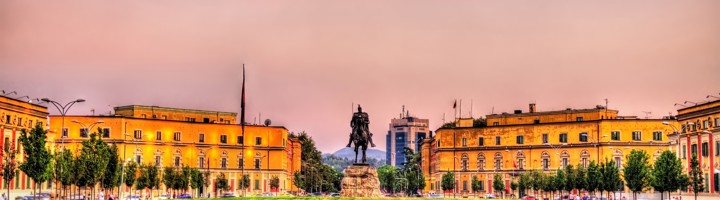 Ruiterstandbeeld van Skanderbeg op Skanderbeg Square in Tirana, Albanië, omringd door historische gebouwen.