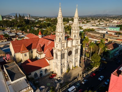 Kathedraal met twee torens in San Salvador, El Salvador, gezien vanuit de lucht tijdens de route Guatemala, El Salvador en Honduras.
