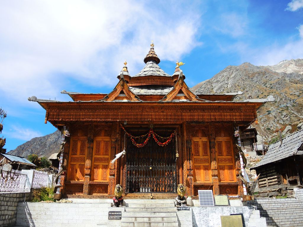 Hindoetempel met rijk houtsnijwerk in de bergen van Ladakh, India, tijdens groepsrondreis Spiti & Ladakh.