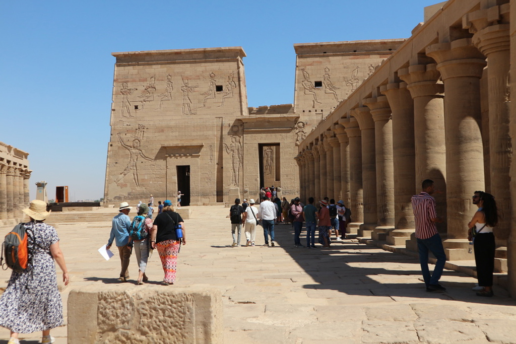 Reizigers tijdens een groepsrondreis Egypte bij de tempel van Philae in Aswan.
