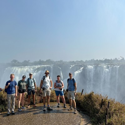 Groepsrondreis Zuidelijk Afrika: reizigers bij de Victoria Falls tijdens een kampeerreis.