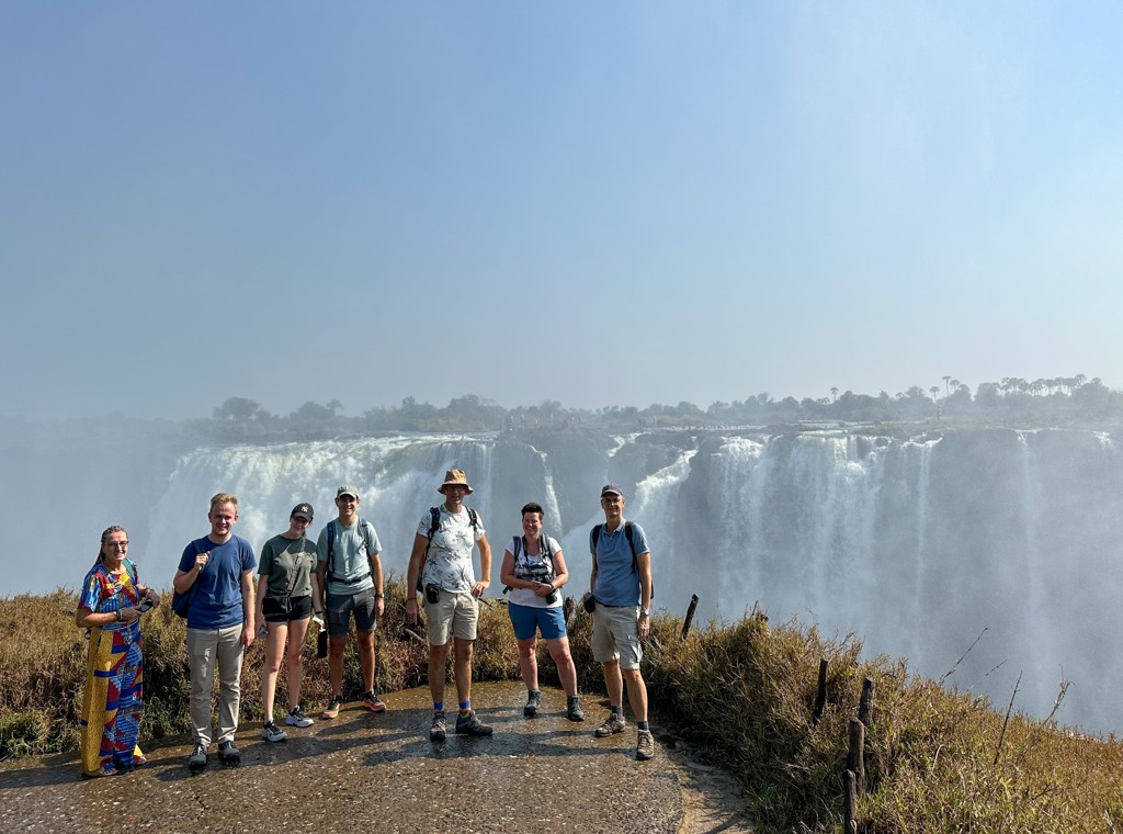 Groepsrondreis Zuidelijk Afrika: reizigers bij de Victoria Falls tijdens een kampeerreis.
