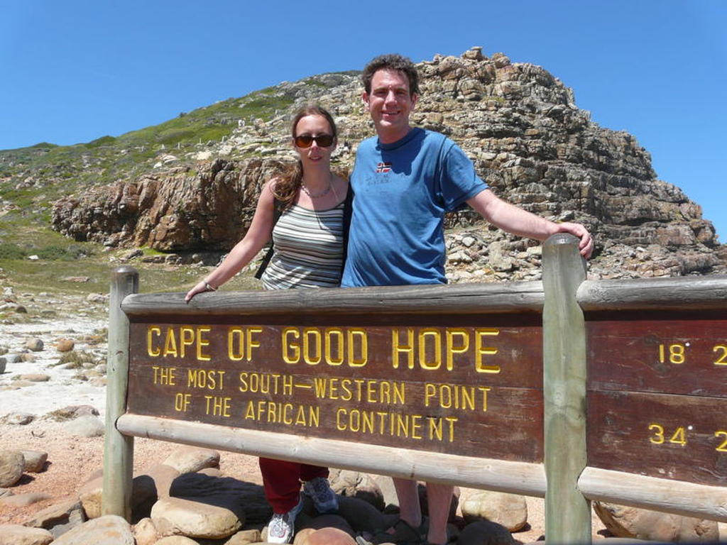 Reizigers bij het Cape of Good Hope-bord in Zuid-Afrika tijdens de premium groepsrondreis.