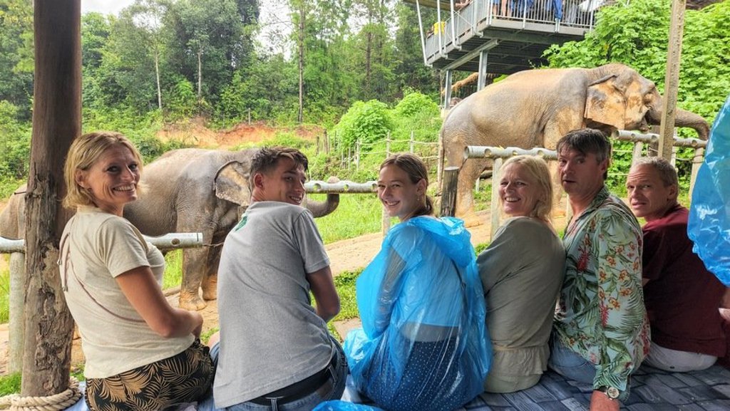 Kinderen voeren een olifant tijdens een familiereis in Thailand.