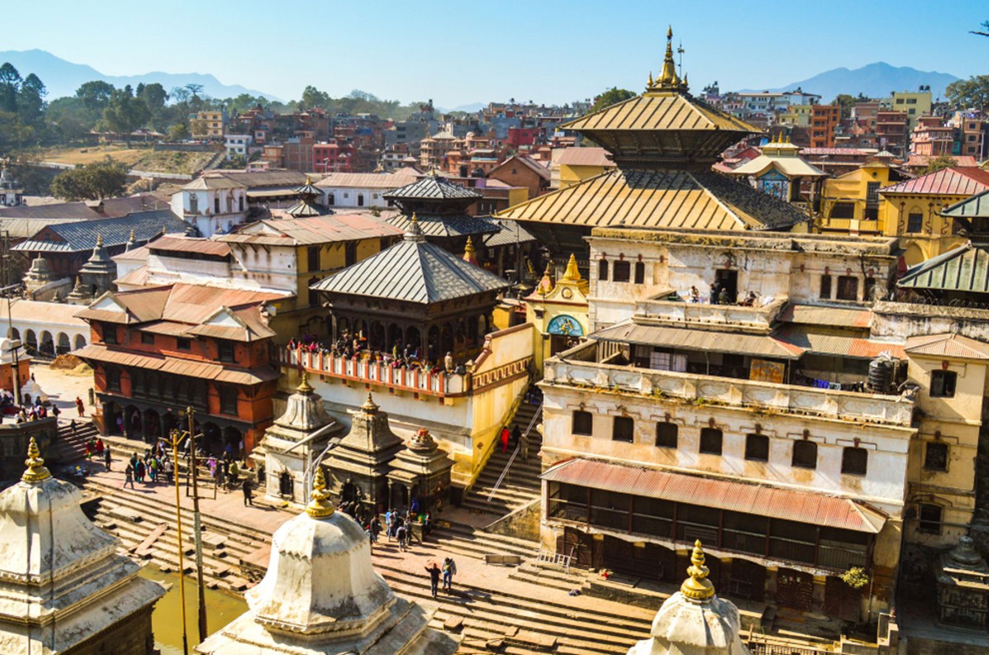 Pashupatinath-tempelcomplex in Kathmandu, Nepal, met pagodedaken en de Bagmati-rivier op de voorgrond.