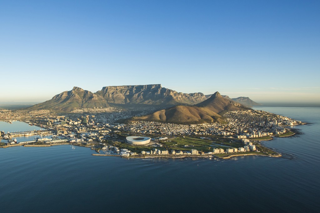 Uitzicht op Kaapstad met de Tafelberg en de kustlijn, Zuid-Afrika.