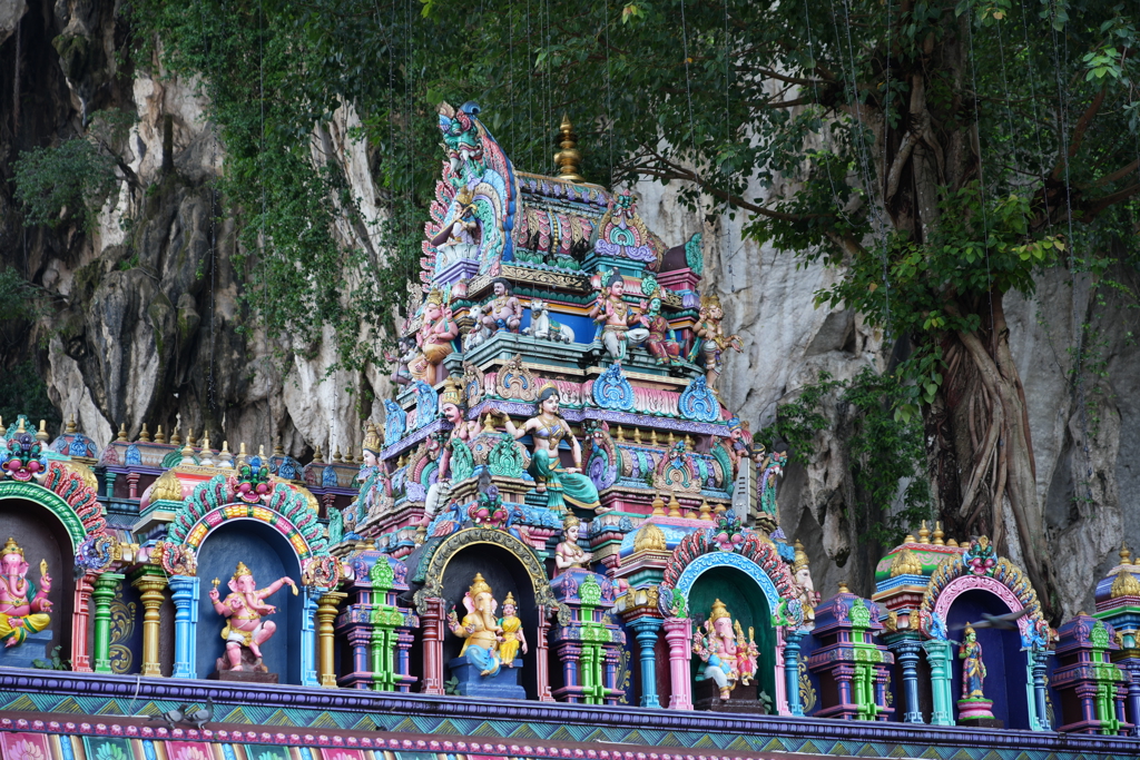 Kleurrijke hindoeïstische tempelgevel bij de Batu Caves in Maleisië tijdens een familiereis.