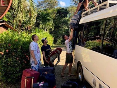 Lokale bus in Costa Rica als vervoer tijdens de 22-35ers Hoogtepuntenreis.