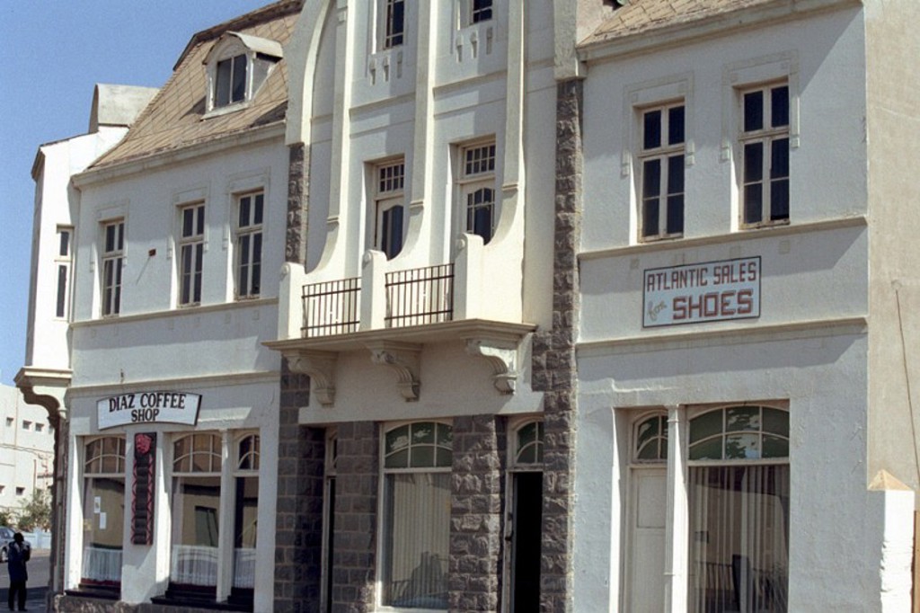 Historisch gebouw met Diaz Coffee Shop en Atlantic Sales Shoes in Zuidelijk Afrika tijdens een groepsrondreis kampeerreis.