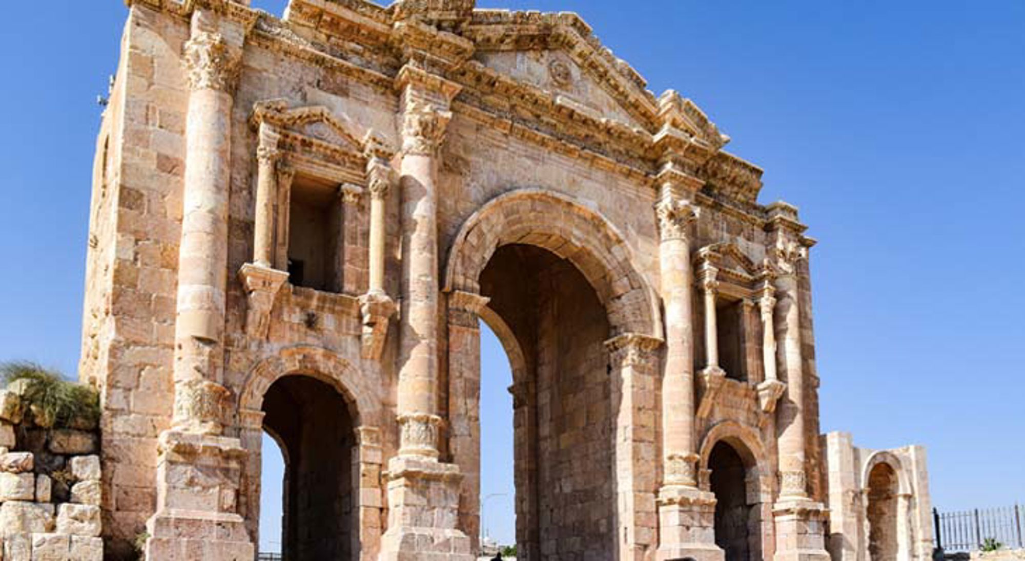 Panoramisch uitzicht op de ruïnes van Jerash met zuilengalerijen en tempelresten in Jordanië.